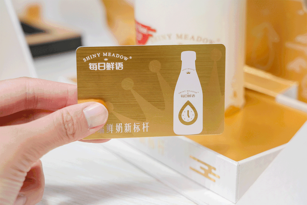 依然是经典的白金配色礼盒,不过今年的月饼可是全新升级