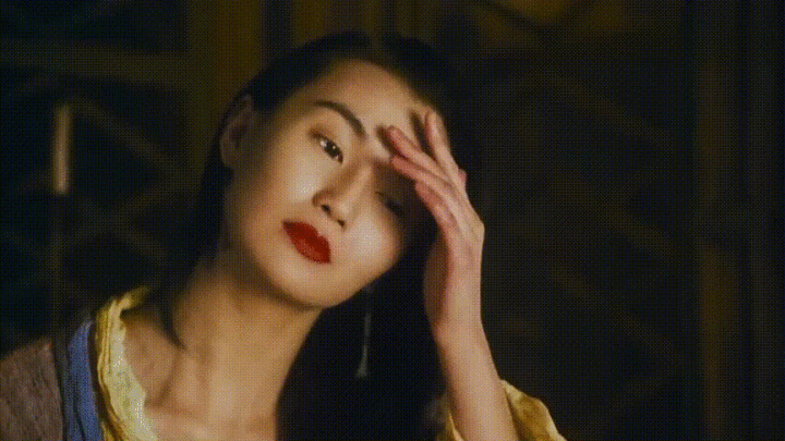 他设计的开袖大袍,随意飞扬的长发,和粗犷的大漠风光混为一体.