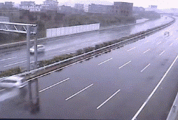 保护挡风玻璃雨天行驶可将斥水剂涂在挡风玻璃上,雨水就会很快流下来