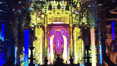 照亮正襟危坐的佛龛,迷幻的氛围,恍惚以为自己被送往极乐世界