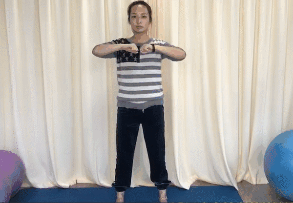 这时应该起身做扩胸运动,不仅可以提高心肺供血氧能力,减轻肺部压抑感