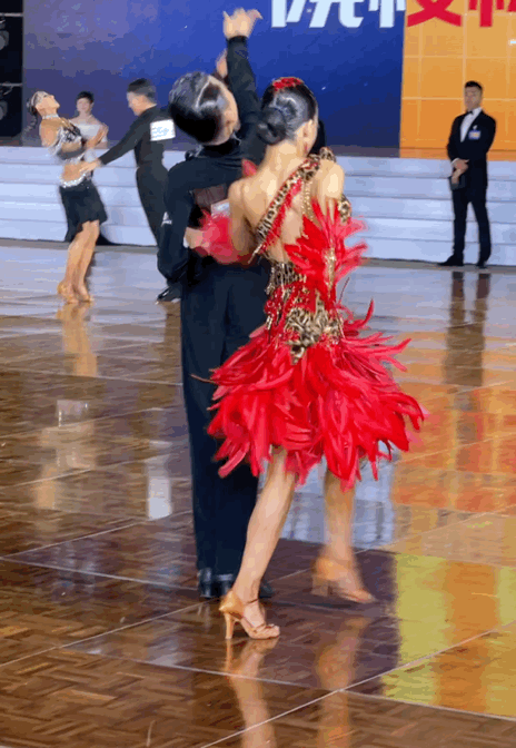 其实,这些名场面,真的都是拉丁舞者的常规