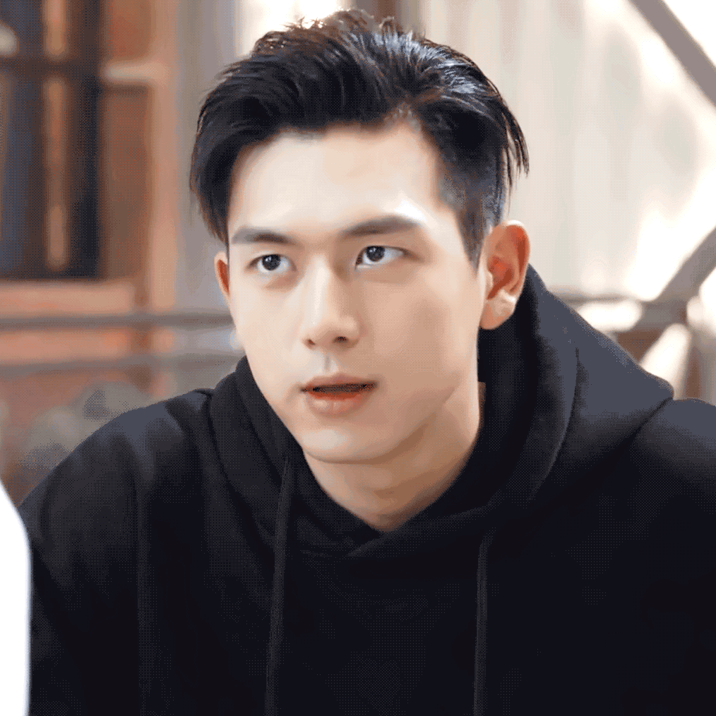 后来李现又参演了《中国机长》《剑王朝》《人生若如初见》《赤狐