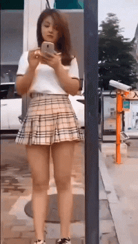 搞笑gif趣图:妹子的手应该是铁砂掌,竟然能一巴掌打在