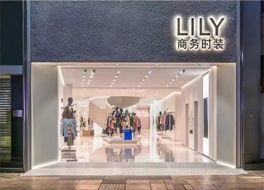 目前,lily线下门店共有800多家,其中加盟店铺超500家.