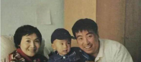 李媛媛离开后,丈夫杨诚独自抚养孩子长大,没有再婚.