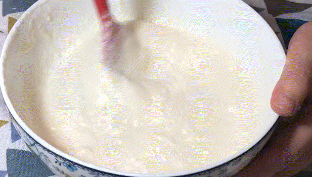 搅拌均匀之后装入干净的裱花袋中,如果家里没有裱花袋,也是可以用塑料