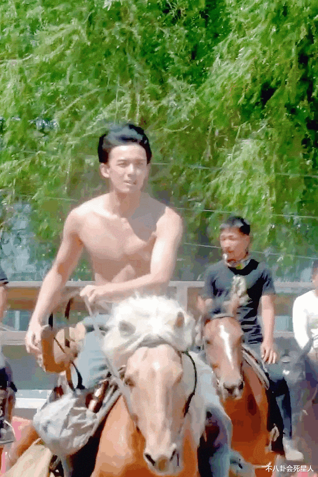 战狼吴京拍抗日片片场头朝下坠马不顾伤势发话不能告诉老婆