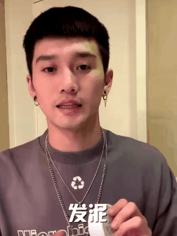 黄景瑜一直都是以利落清爽的短发形象活跃在荧幕上,他的短发发型即使