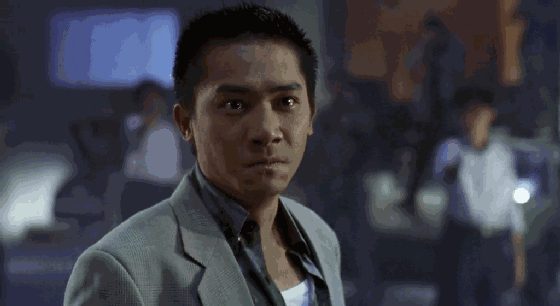 梁朝伟饰演的阿浪转身,眼神笑中带悲,隐忍的表情下其实情感波涛汹涌