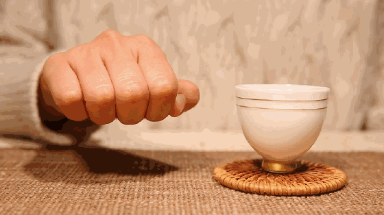 食指和中指并拢,同时敲击桌面,相当于双手抱拳作揖,是平辈之间行的礼