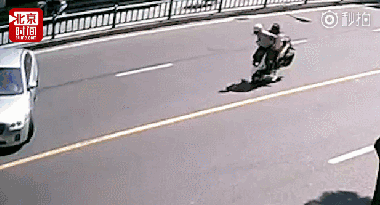 昭通街头这些电动车接送学生竟超载被曝光