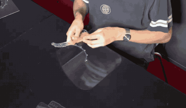 中间的是铸造丙烯,可以激光切割,但不可用酒精擦拭;最右是聚碳酸酯