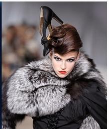 王菲把鞋放头顶上叫时尚 赵丽颖小腿抽筋了还