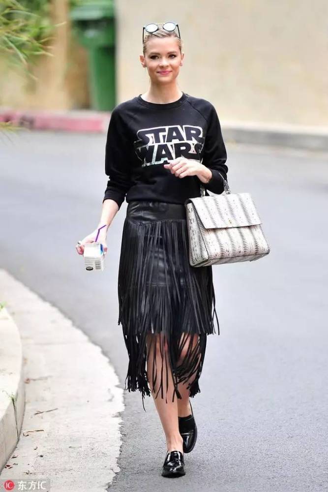 卫衣的零门槛搭配,竟然是搭裙子穿