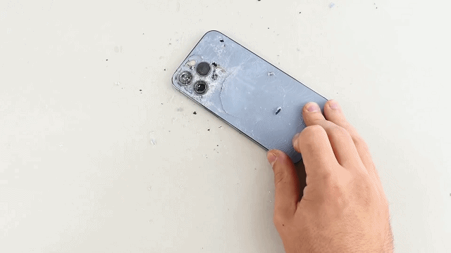 老外加大力度,将iphone13promax砸成黑屏,并且用铁锤不断重砸后置摄像