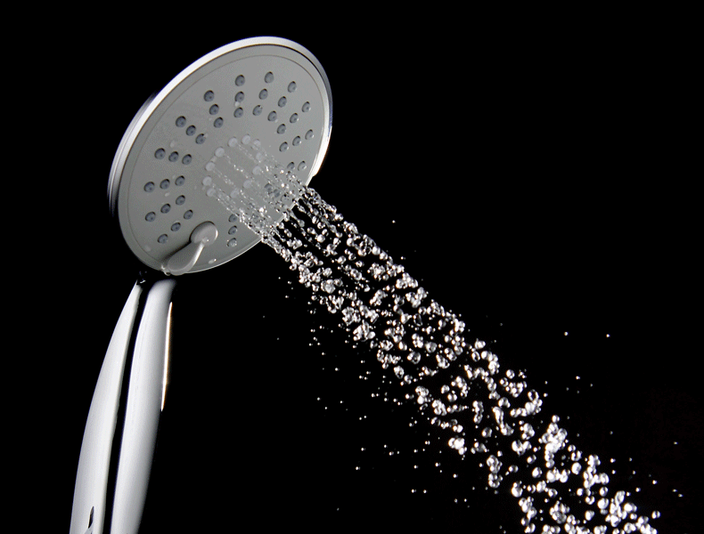 另一方面这样洗澡很快,原本三分钟才能冲干净的泡沫,现在一分钟就冲掉