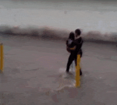 搞笑gif:监控下的搞笑情侣!哈哈哈,叫你俩秀恩爱,这下被别人笑话了吧!