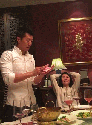 她说: