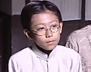 2003年,年仅11岁的张一山离开父母进入《小兵张嘎》剧组.