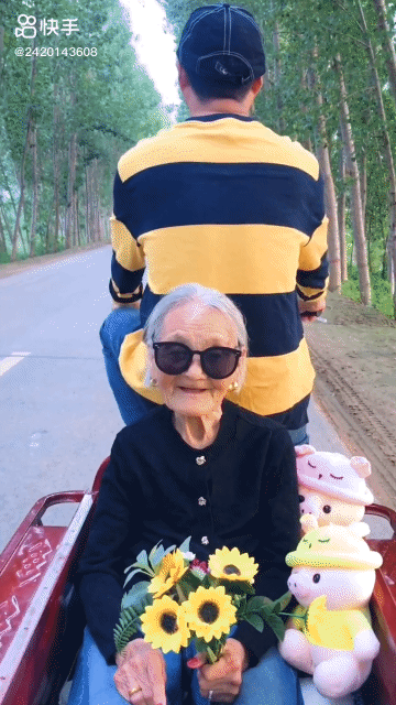 老叫宋宝祖孙俩在快手组合"出道"是她的孙女郭婉蓉视频拍摄者和策划者