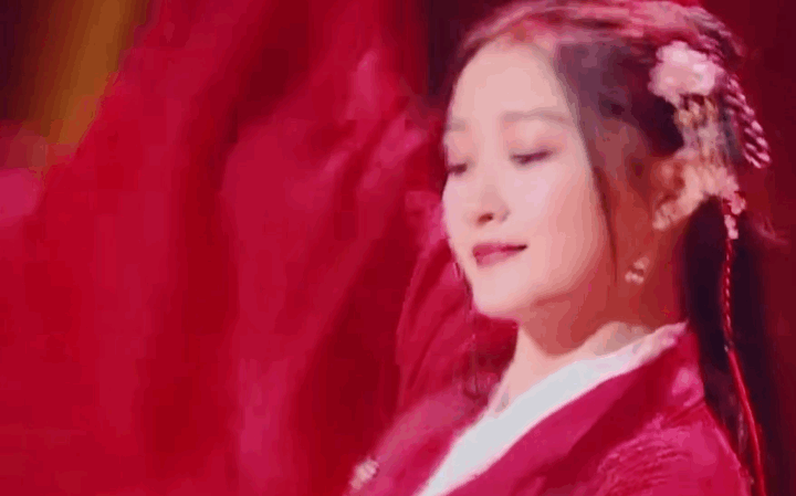 ▽不仅对于表演关晓彤有着自己清晰的规划,成为综艺《王牌对王牌》的
