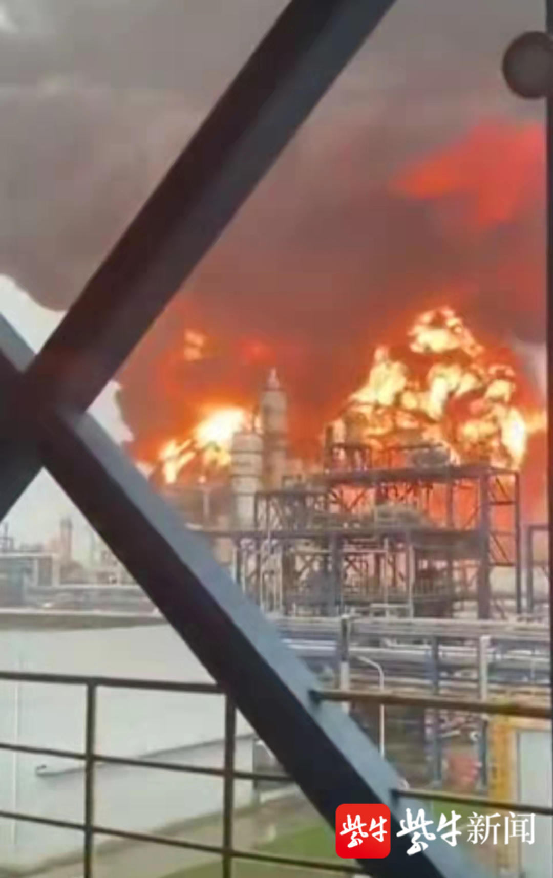 【视频】淮安一化工厂发生火灾，一人失联一人送医