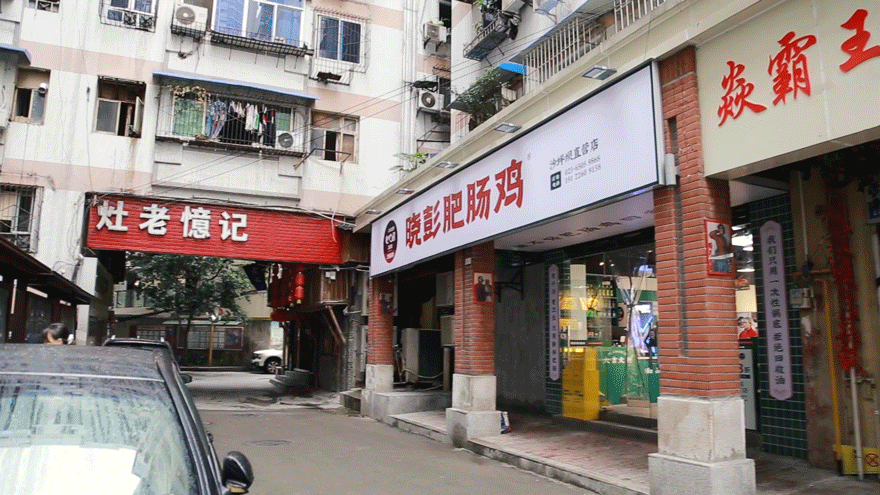 专治重度肥肠爱好,一直坚持用新鲜肥肠和新鲜的跑山鸡,配菜丰富味道好
