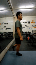 (3)近底线3到5米时,身体要快速下蹲降重心成扑步,脚尖内扣减速急停,上