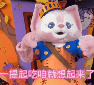 偶尔还会掏出工作人员包包里的糖果,送给路过的小朋友.