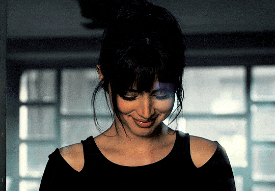 《银翼杀手2049》中,她饰演一个全息投影的