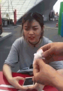 搞笑gif:姑娘,这多简单啊!你竟然还真相信!