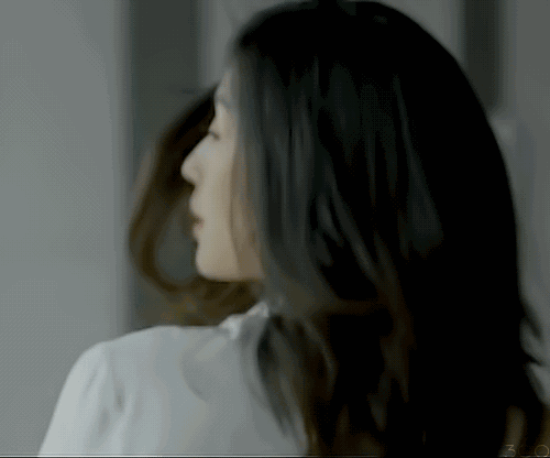 就是今天洗了头长发飘飘露出刘海女生