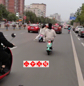 河南一男生骑车载女孩在马路上左摇右晃,不