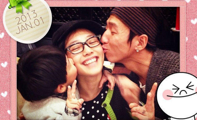 白百何穿白衣扎马尾扮清纯 大步走窃喜偷笑(组图)