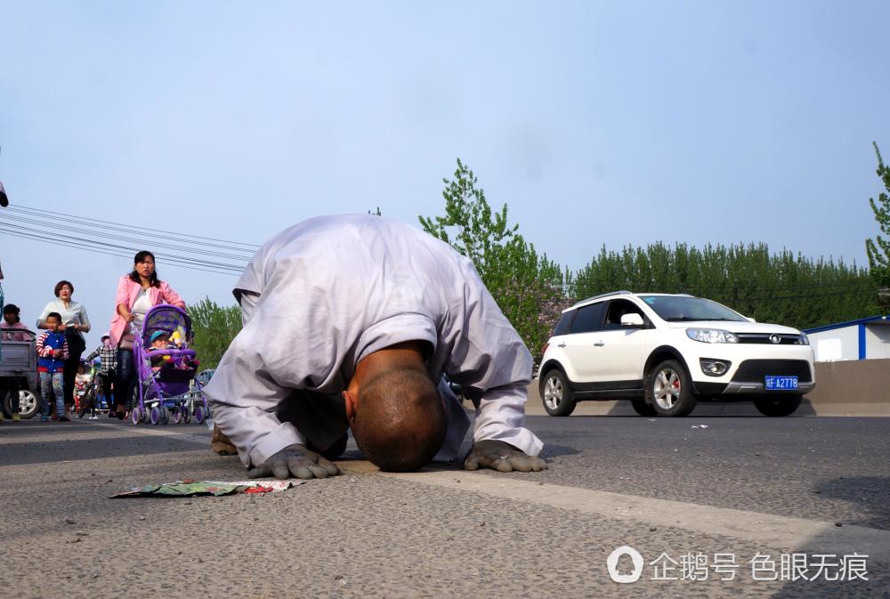 "苦行僧"七步一叩首,跪拜一千公里朝礼九华山