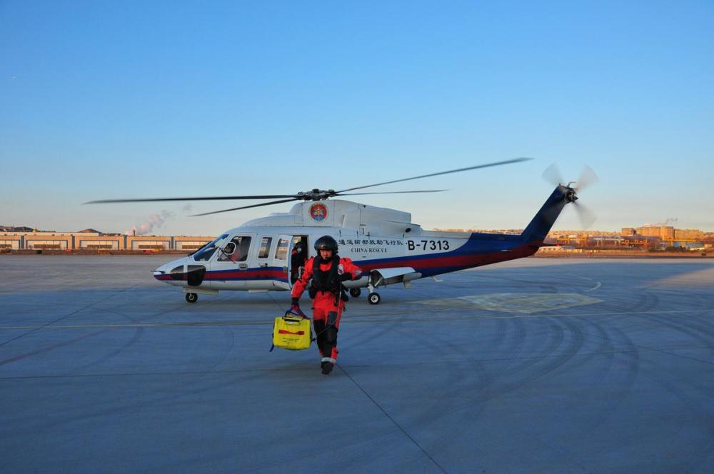 婴儿高烧抽搐 出动直升机将患儿送医