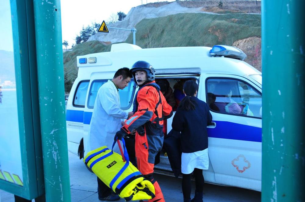 婴儿高烧抽搐 出动直升机将患儿送医