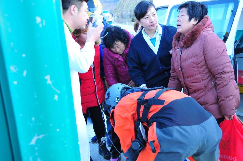 婴儿高烧抽搐 出动直升机将患儿送医