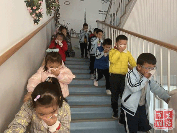 成都蒙彼利埃幼儿园胡园长总结:"今天的消防疏散演练全程用时2分29秒