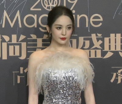 古力娜扎古力娜扎,1992年5月2日出生于新疆乌鲁木齐市;自幼学习舞蹈