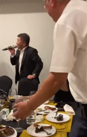 此前网传视频显示,在某私人聚会场合,陈时中一手拿着话筒,开心的唱着