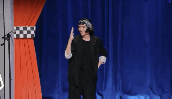 这让我们有些许恍惚,突然之间舞台表演类的喜剧作品就成为当下最破圈