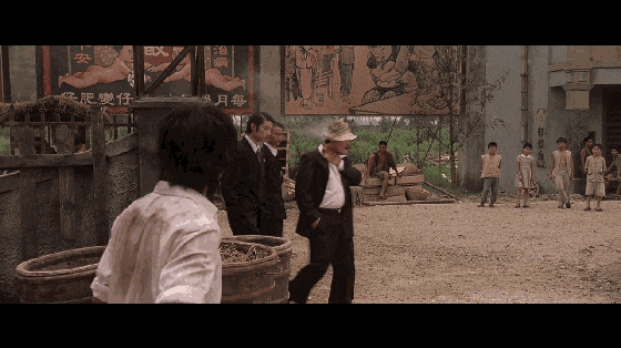 一直跟随在斧头帮老大左边的保镖就是丁小龙丁小龙从小热爱武术,即使