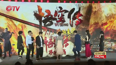 爽子在《悟空传》里面只是配角,可发布会上,她站在了中间,主角倪妮在