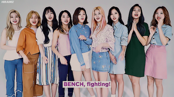 这时候满大街都是泫雅彩色发夹,病娇妆;blackpink掀起bm女孩风甜辣风.