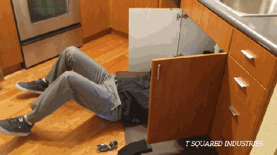 这个手套指尖能发射LED光源 简直比钢铁侠还帅