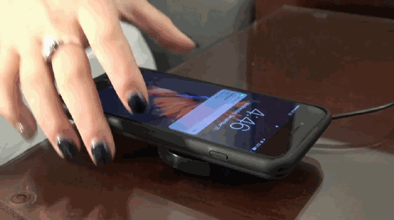 这款手机壳不仅能让iPhone电量翻倍 还能无线充电