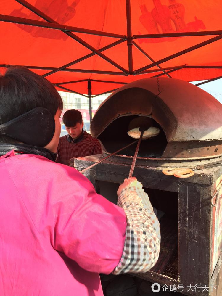 吊炉烧饼,放在炉子里面加热,烧饼好不好吃也是对一个师傅的技术考验