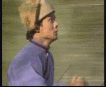 前一秒只见他飞身跃起,开弓拉箭命中黑雕,没有画蛇添足的夸张动作